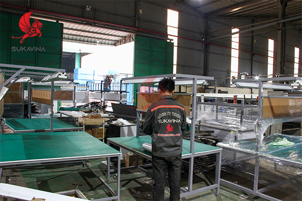 Sukavina gia công bàn thao tác mặt gỗ công nghiệp theo yêu cầu 